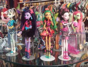 original_kidstuff-dolls-display-salem0.png